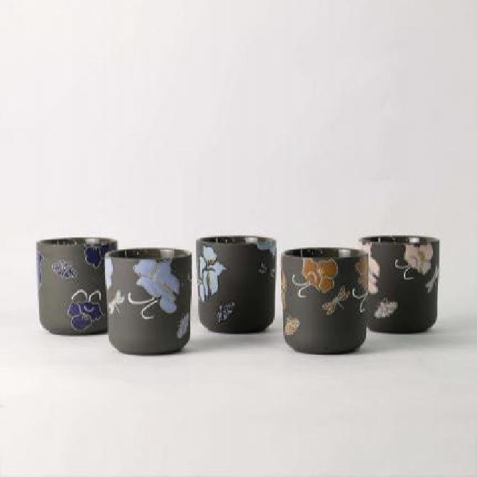 இந்த தனித்துவமான கையால் வரையப்பட்ட மலர் மெழுகுவர்த்தி ஏன் புதிய Instagram விருப்பமாக மாறியுள்ளது?