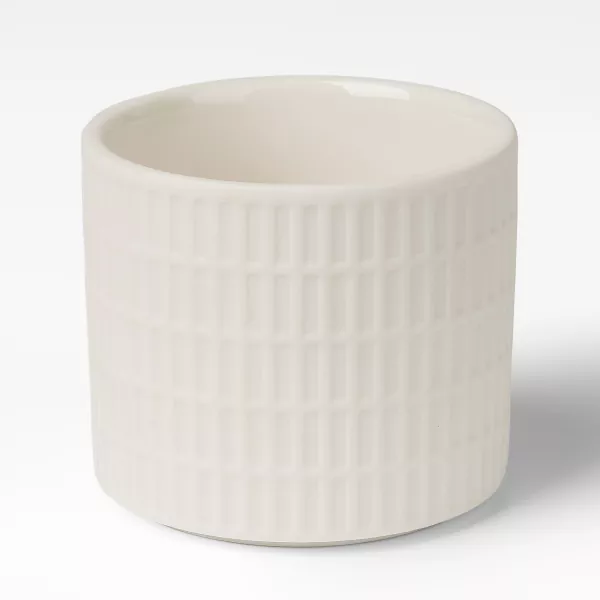 மில்க்கி ஒயிட் கிரிட்-பாட்டர்ன்ட் செராமிக் மெழுகுவர்த்தி வைத்திருப்பவர்கள் மில்க்கி ஒயிட் கிரிட்-பாட்டர்ன்ட் செராமிக் மெழுகுவர்த்தி வைத்திருப்பவர்கள்