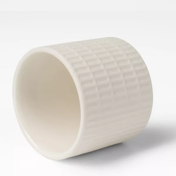 மில்க்கி ஒயிட் கிரிட்-பாட்டர்ன்ட் செராமிக் மெழுகுவர்த்தி வைத்திருப்பவர்கள்